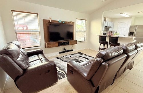 Heritage House | Charming 3-bedroom house with WiFi in San Antonio near SeaWorld/Lackland AFB