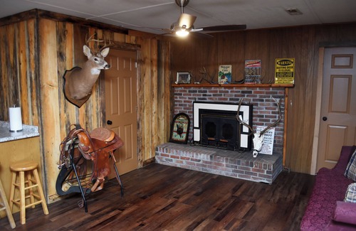 Williamsburg Cabin | Charming 3-bedroom rustic cabin with WiFi in wonderful Williamsburg