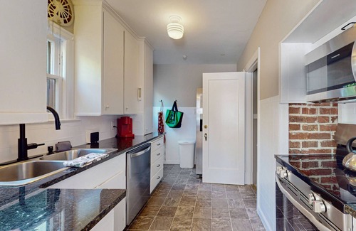 Bremerton House | Charming 3 story home, with a W/D & Wifi, located near Seattle-Bremerton ferry
