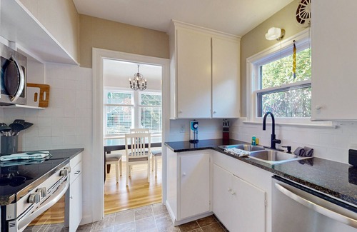 Bremerton House | Charming 3 story home, with a W/D & Wifi, located near Seattle-Bremerton ferry