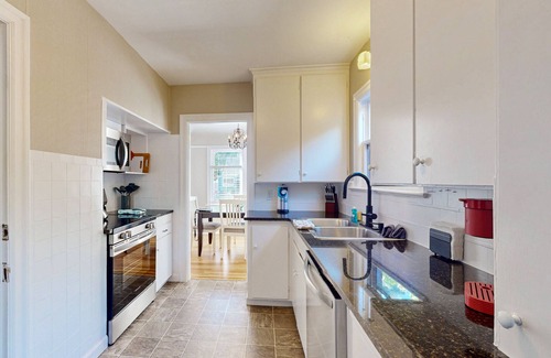 Bremerton House | Charming 3 story home, with a W/D & Wifi, located near Seattle-Bremerton ferry