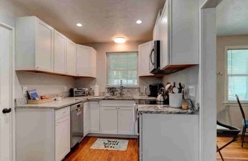 Holly Hill House | Charming 3BR BlueRiverBungalow, 6 min to Daytona Beach, 3 min drive to Pictona