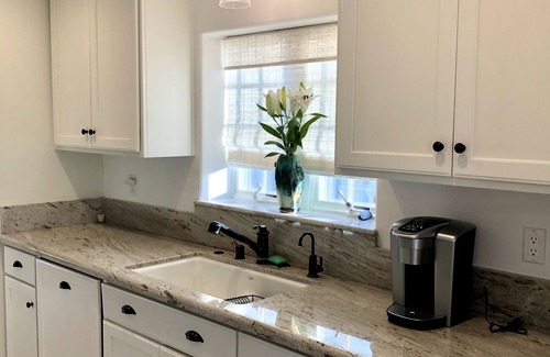 North Pacific Beach House | Charming 3br Boho Cottage 3blks to Beach w private deck/yard PETS OK+parking