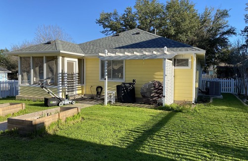 Kyle House | Charming 3BR home south of Austin w/spacious yard