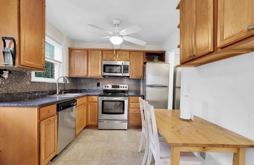 College Park House | Charming 3BR house garage AC WiFi W/D in College Park from 8.15.2025 long-term
