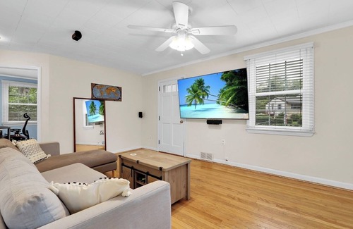 College Park House | Charming 3BR house garage AC WiFi W/D in College Park from 8.15.2025 long-term