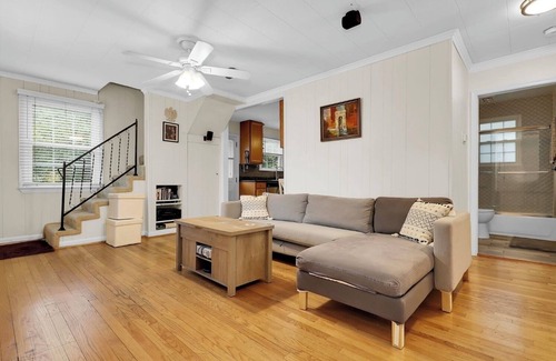 College Park House | Charming 3BR house garage AC WiFi W/D in College Park from 8.15.2025 long-term