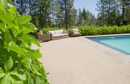 Southeast Kelowna House | Charming 4 acre estate with salt water pool