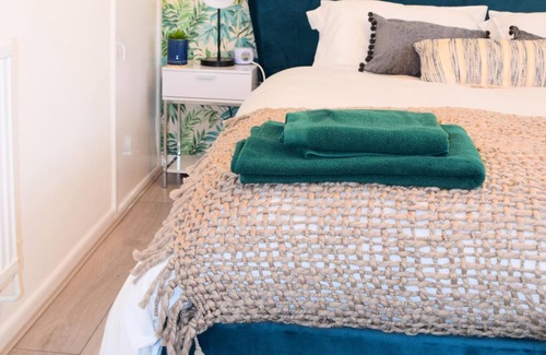 South Hayling Cottage | Charming 4-Bed Cottage in Hayling Island - Hot Tub