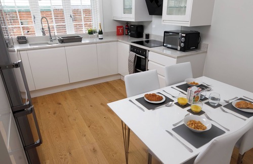 Windsor Cottage | Charming 4-Bedroom Cottage in Windsor with Parking