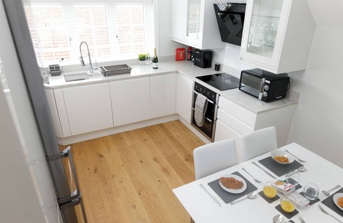 Windsor Cottage | Charming 4-Bedroom Cottage in Windsor with Parking