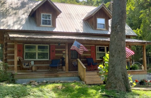 Linn Creek Cabin | Charming 4-bedroom log cabin in Linn Creek with WiFi and AC hot tub. Secluded,