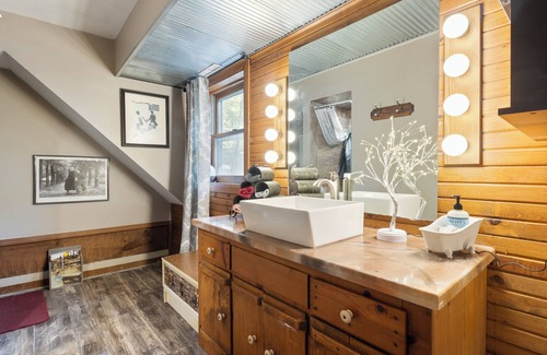 Linn Creek Cabin | Charming 4-bedroom log cabin in Linn Creek with WiFi and AC hot tub. Secluded,