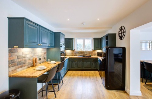 Brentwood House | Charming 4 Bedroom Retreat in Upscale Brentwood