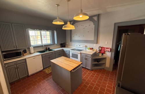 Russellville House | Charming 4-bedroom in Russellville Kentucky with Hot Tub