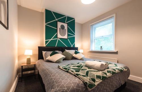 Southampton House | Charming 4 Bedrooms-Sleeps 8-Long Term Disc-Driveway