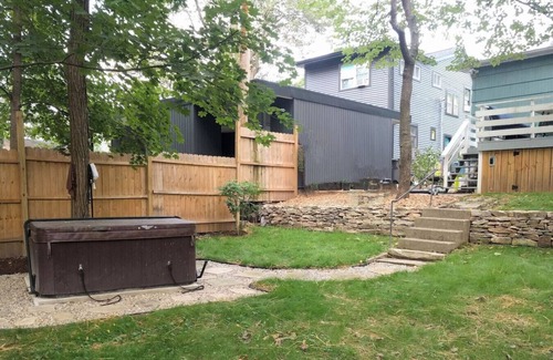 Bloomington House | Charming 4 BR W Hot Tub 3 Kings Walk to Downtown