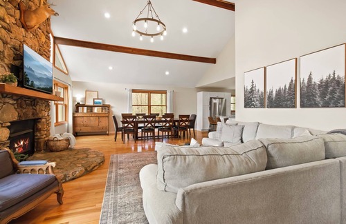 Charter Hills House | Charming 5-bedroom house with AC in Beech Mountain