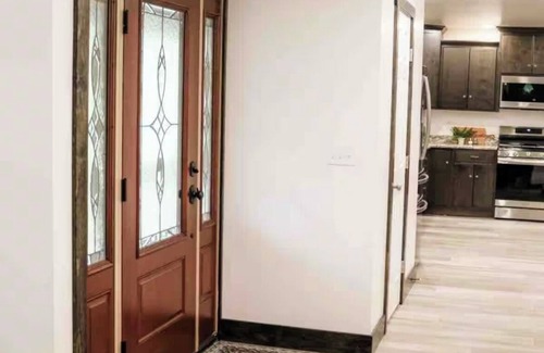 Herndon Cabin | Charming 5-bedroom cabin with Hot tub + Pickle-ball court