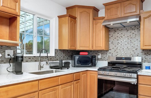 Sherwood Forest and Thistle Development House | Charming 5 Bedroom Residence in Anaheim