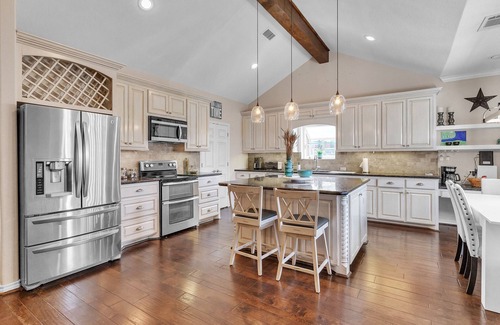 Oakhurst House | Charming 5- bedroom home with WiFi on beautiful Lake Livingston