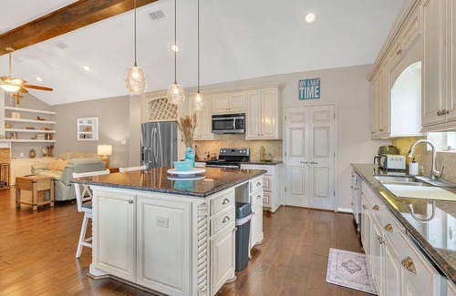 Oakhurst House | Charming 5- bedroom home with WiFi on beautiful Lake Livingston