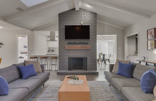 Plano House | Charming 5BD/3BA in the Heart of Plano (Sleeps 10)