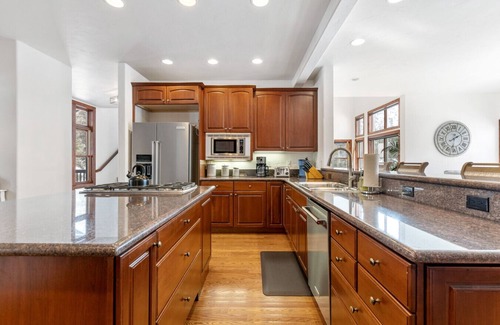 Edwards House | Charming 5BD Mountain Estate - Best for Families!