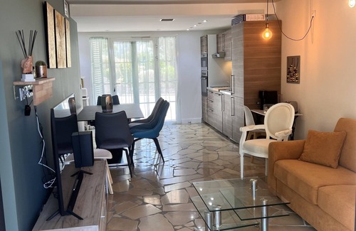 Le Dramont Apartment | Charming 63m2 apartment: swimming pool, lake and sea