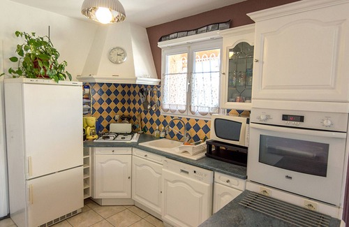Meze House | Charming Air-Conditioned House with Garden, Terrace, and Parking in Mèze