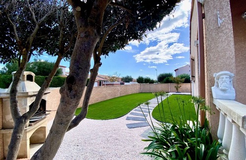Meze House | Charming Air-Conditioned House with Garden, Terrace, and Parking in Mèze