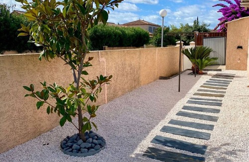 Meze House | Charming Air-Conditioned House with Garden, Terrace, and Parking in Mèze