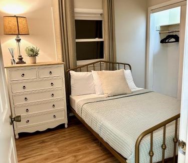 Forest Park Apartment | Charming and Convenient 2br 1ba apt - fully furnished and equipped - fast Internet