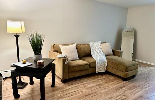 Forest Park Apartment | Charming and Convenient 2br 1ba apt - fully furnished and equipped - fast Internet