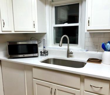 Forest Park Apartment | Charming and Convenient 2br 1ba apt - fully furnished and equipped - fast Internet