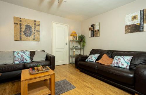 Warwick House | Charming and Cosy Home- Sleeps 4, Free Parking, Private Patio - Steps from Warwick Castle & Town! Perfect for Workstations, Races and Cotswolds Getaways! Book Now