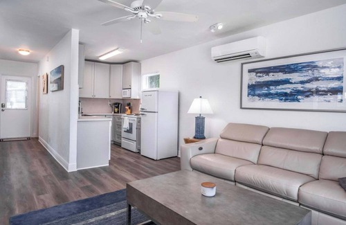 Marathon Cottage | Charming and cozy Oceanfront 1 bedroom cottage in superb Marathon, with WiFi, AC