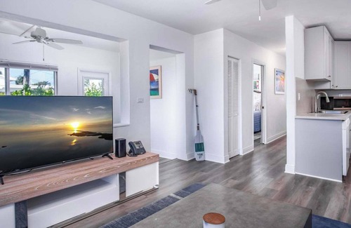 Marathon Cottage | Charming and cozy Oceanfront 1 bedroom cottage in superb Marathon, with WiFi, AC