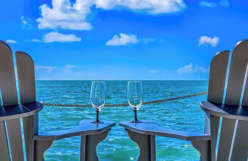 Marathon Cottage | Charming and cozy Oceanfront 1 bedroom cottage in superb Marathon, with WiFi, AC