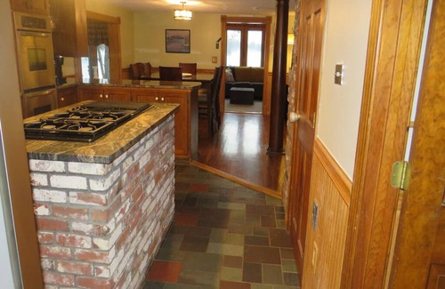 Union House | Charming and spacious lakefront home with 4 bedrooms, hot tub and pool table!