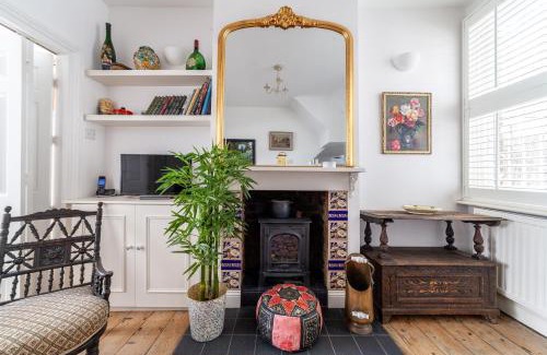 St. Mary's Park Apartment | Charming and Spacious 1 BR flat in Battersea