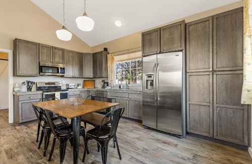 Flagstaff House | Charming and Tranquil Oasis, Stylish 2 bedroom 1 bathroom Getaway!