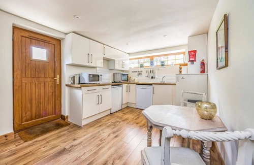 West Lavington House | Charming Annexe Lodge with Parking | Pass The Keys