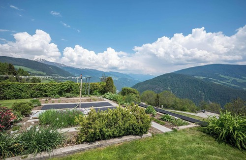 Maranza Apartment | Charming Apartment “Haselstaude - Morgensonne” with Mountain View, Wi-Fi, Terrace & Garden; Parking