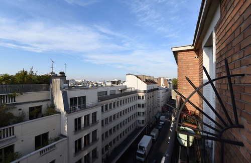 Neuilly-sur-Seine Apartment | Charming apartment with unobstructed view, on the top floor of a peaceful building.