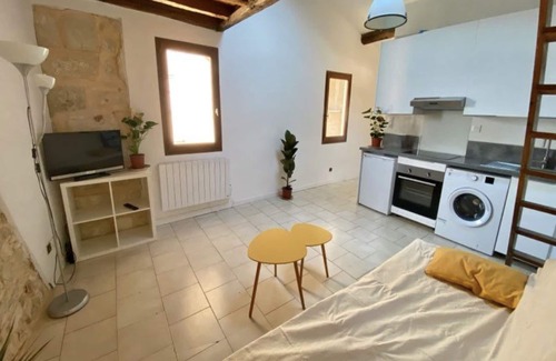 Gares Apartment | Charming apartment in an old building, center of Montpellier
