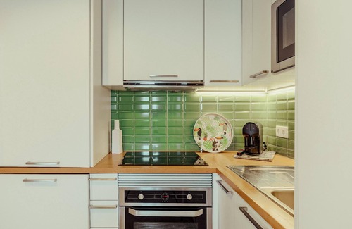 Alges Apartment | Charming Apartment in Algés with Vegetable Garden