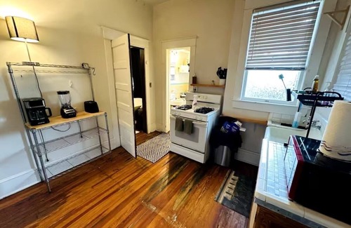 University Heights Apartment | Charming apartment in awesome Gainesville with AC