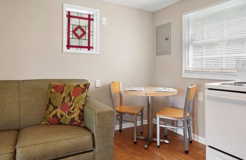 Lakeshore South House | ~Charming Apartment QueenZzz4 Near NAS Jax~