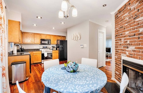 Nauck House | Charming Arlington Townhouse with Garage
